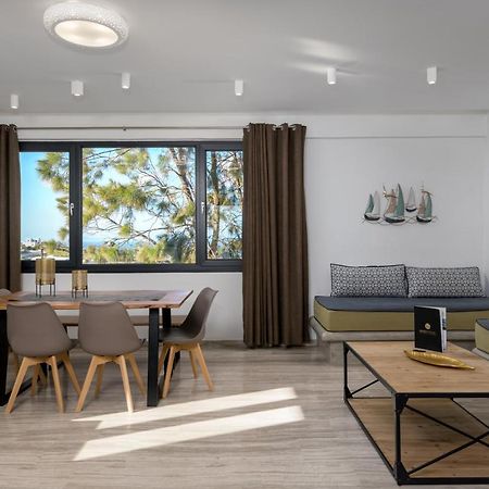 Christianna & George Luxury Hot Tub Apartment Фира Екстериор снимка