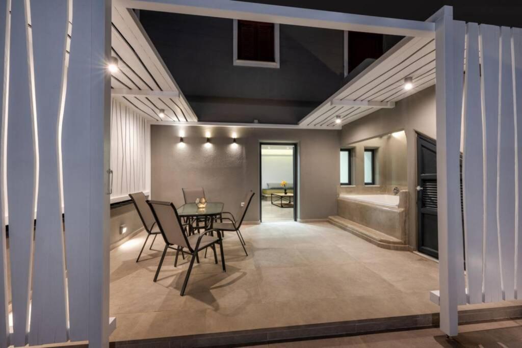 Christianna & George Luxury Hot Tub Apartment Фира Екстериор снимка