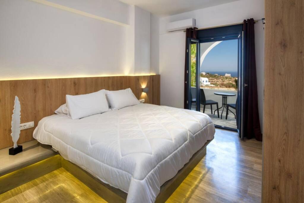 Christianna & George Luxury Hot Tub Apartment Фира Екстериор снимка