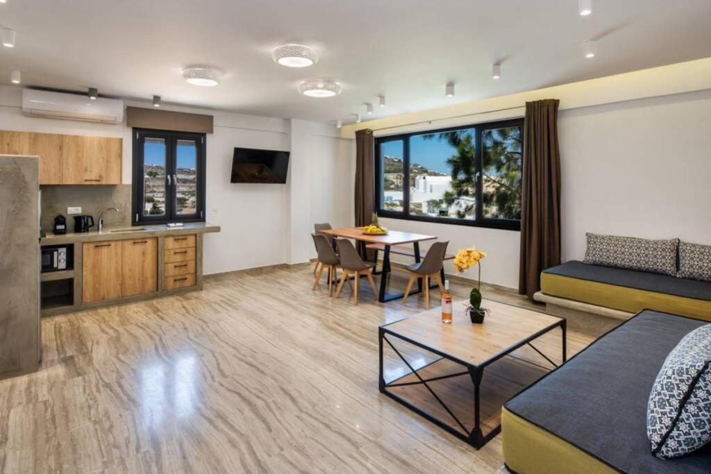 Christianna & George Luxury Hot Tub Apartment Фира Екстериор снимка
