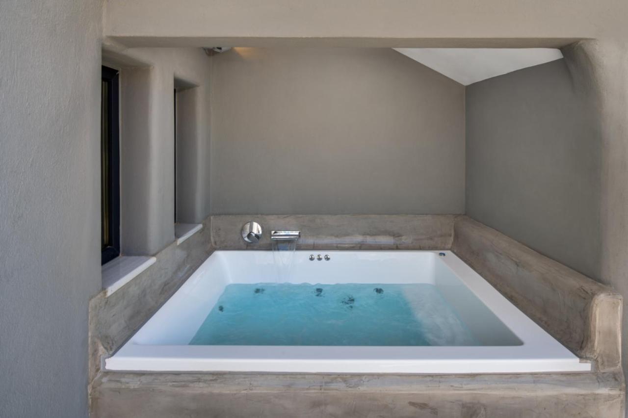 Christianna & George Luxury Hot Tub Apartment Фира Екстериор снимка