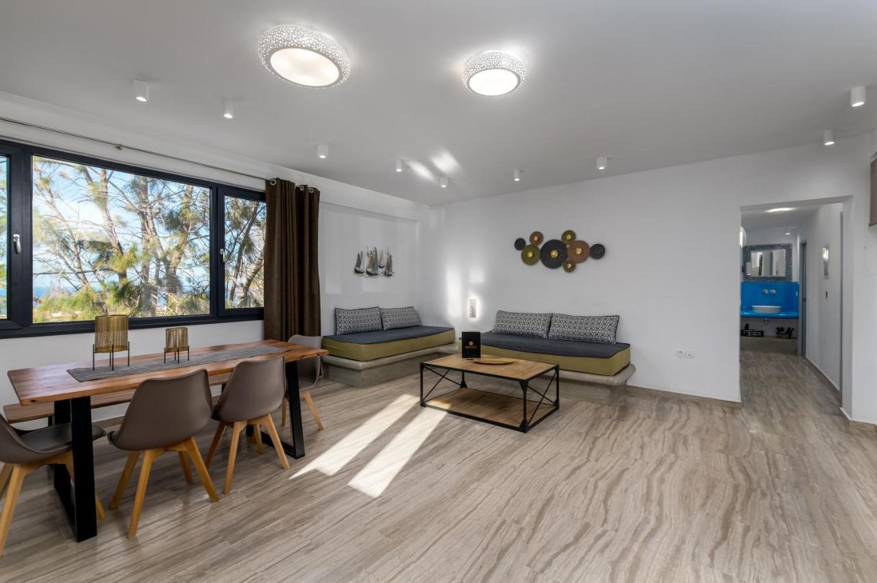 Christianna & George Luxury Hot Tub Apartment Фира Екстериор снимка